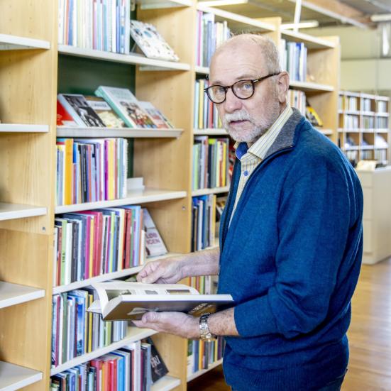 Foto af mandlig bruger på Nørre Alslev Bibliotek