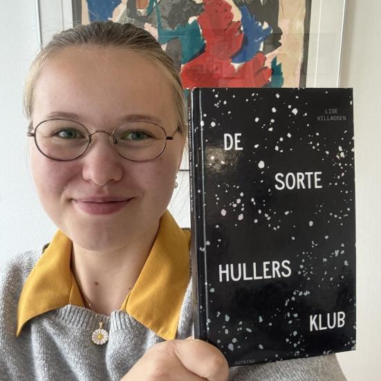 Sascha anbefaler bogen "De sorte Hullers klub" af Lisa Villadsen