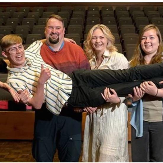 en gruppe mennesker står sammen