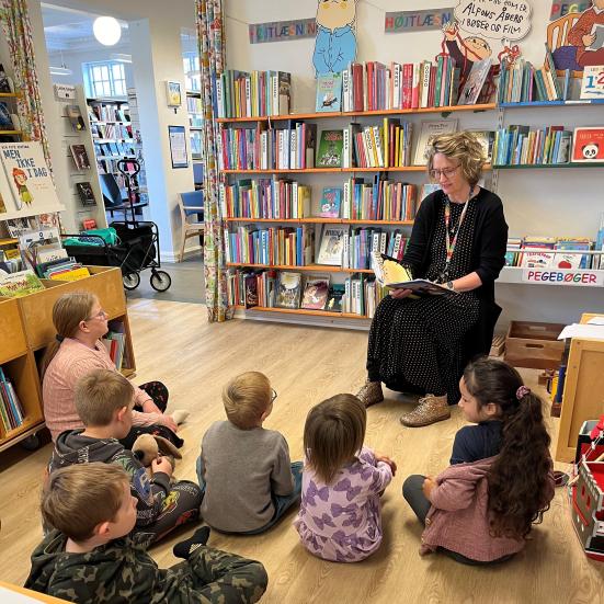 Pia læser højt for børn