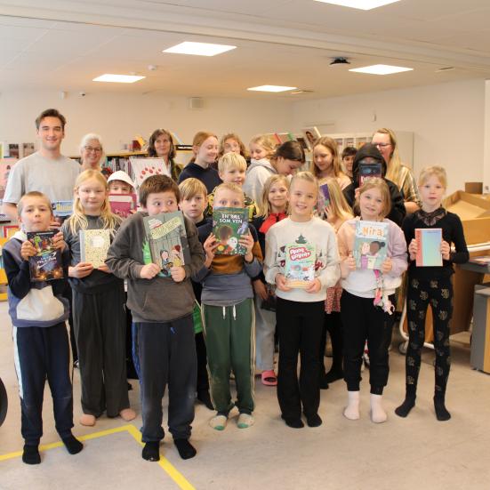 foto af elever fra Sydfalster Skole, der står med bøger fra bogpakken