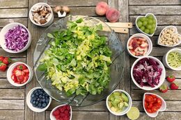 Salat, bær og frugter samlede hver for sig i skåle