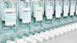 Covid-19 vacciner stillet op på række