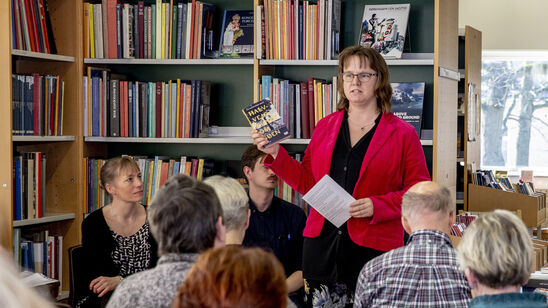 Bibliotekar der præsenterer bøger for publikum