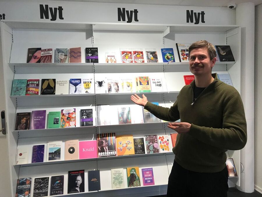 Nicolai viser hylden med nye bøger