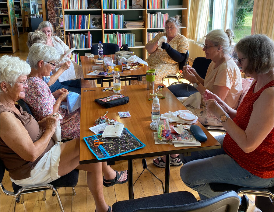 deltagere til broderi-arrangementet