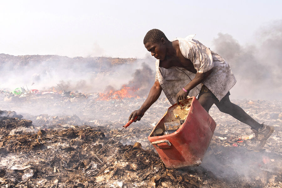 Skraldesamler på losseplads i Afrika