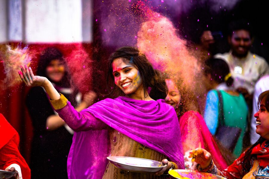 Indisk pige leger med farver