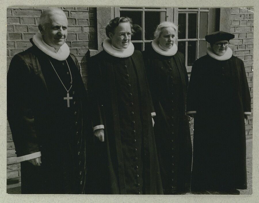 Johanne Andersen, Ruth Vermehren og Edith Brenneche Petersen samt Hans Øllgaard ved ordinationen den 28. april 1948. Det Kgl. Biblioteks Billedsamling.