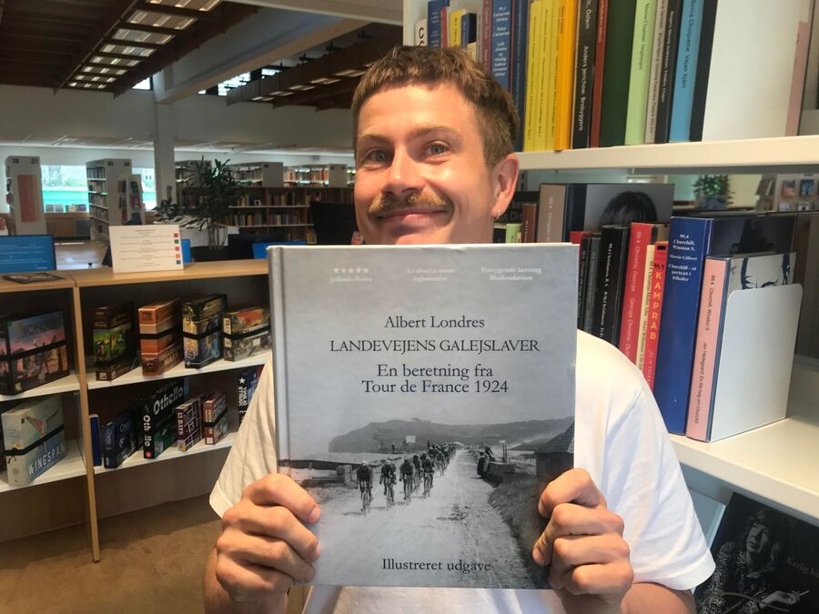 Nicolai holder bogen "Landevejens galejslaver" oppe