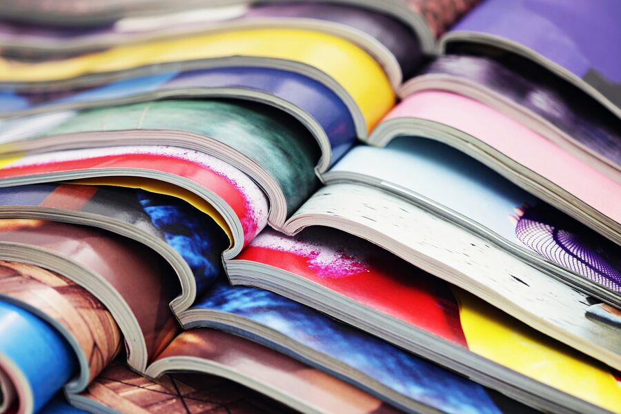 Farverige magasiner lagt oven på hinanden som en trappe