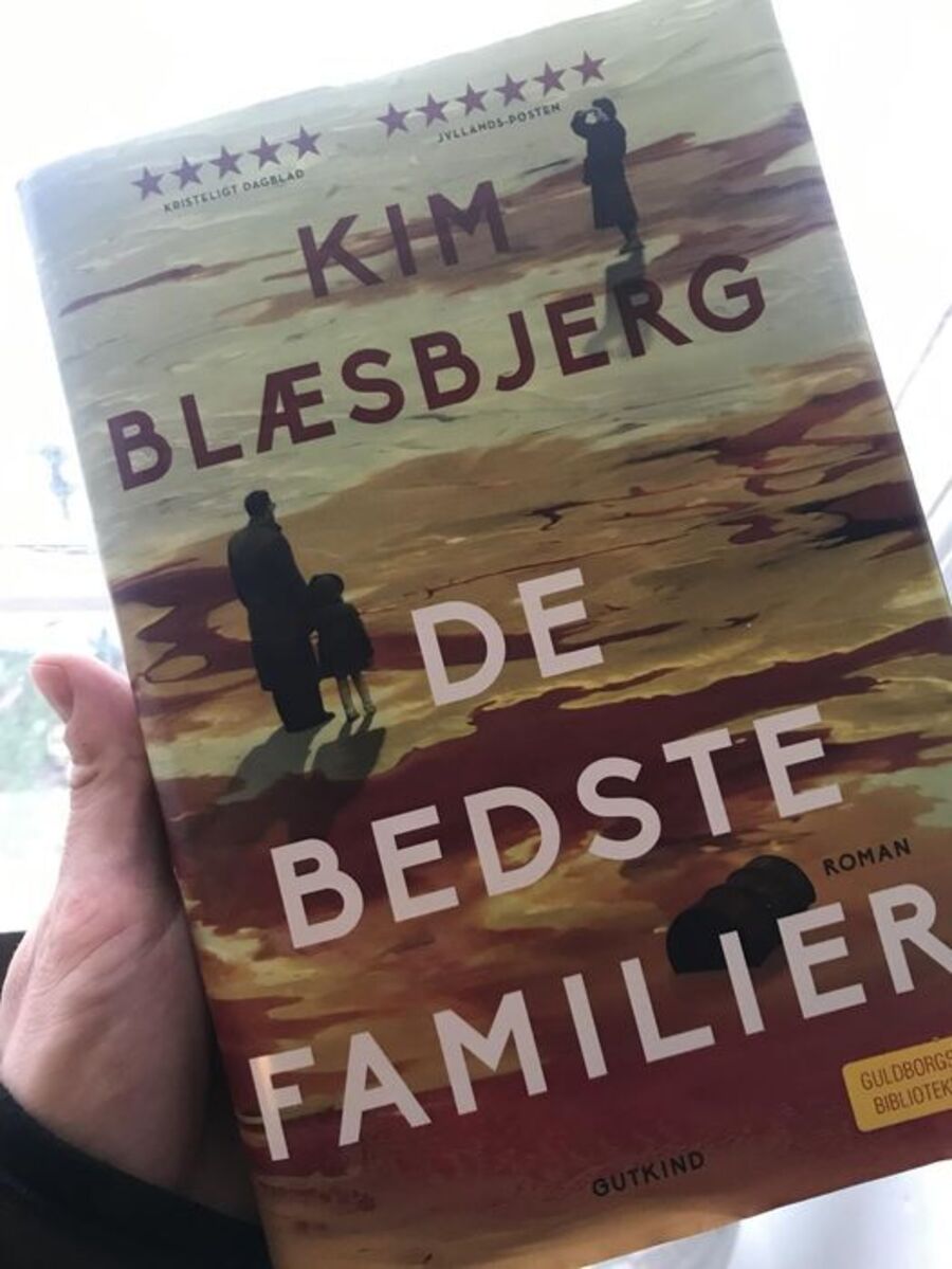 Nicolai holder bogen "de bedste familier" af Kim Blæsbjerg