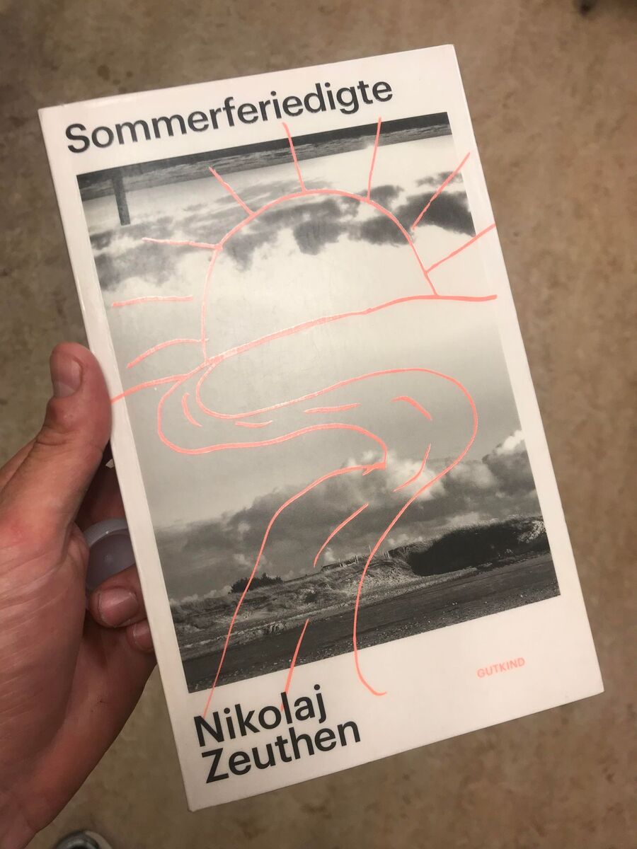 Nicolai holder forsiden af bogen "Sommerferiedigte" af Nikolaj Zauthen