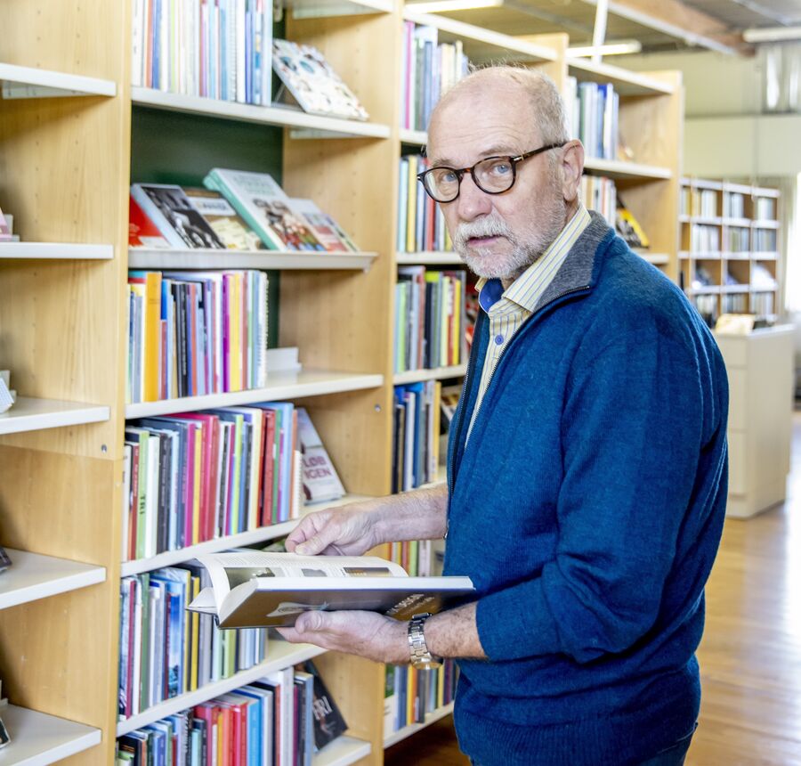 Foto af Arne på biblioteket