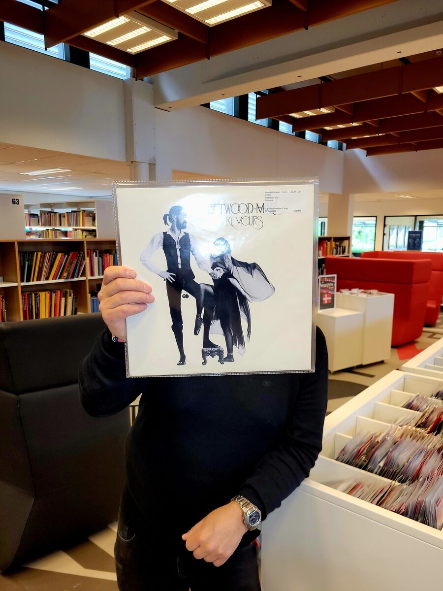 Steen holder vinylen "Rumours af "Fleetwood Mac" oppe foran sig