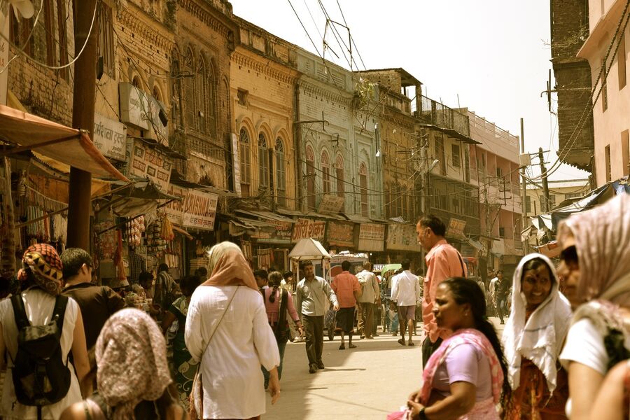 billede af en travl gade i Indien