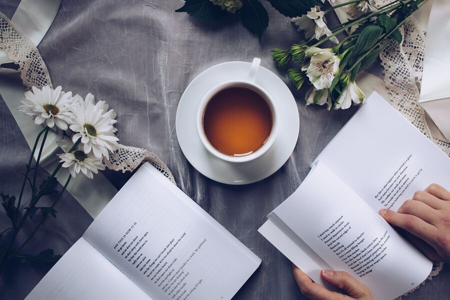Læsning af noveller i selskab med en god kop te