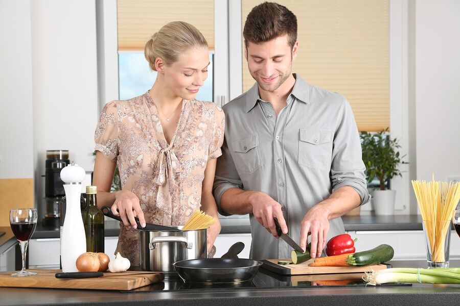 Mand og kvinder laver mad i et køkken