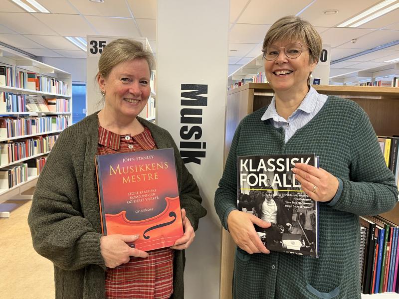 to bibliotekarer står med bøger om klassisk musik