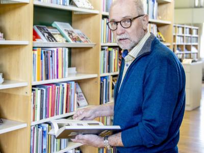 Foto af mandlig bruger på Nørre Alslev Bibliotek