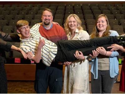 en gruppe mennesker står sammen