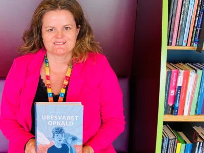 Anette sidder med en bog