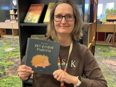 Pia sidder med en bog