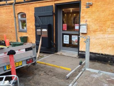 Hovedindgangen til Nysted Bibliotek under renovering