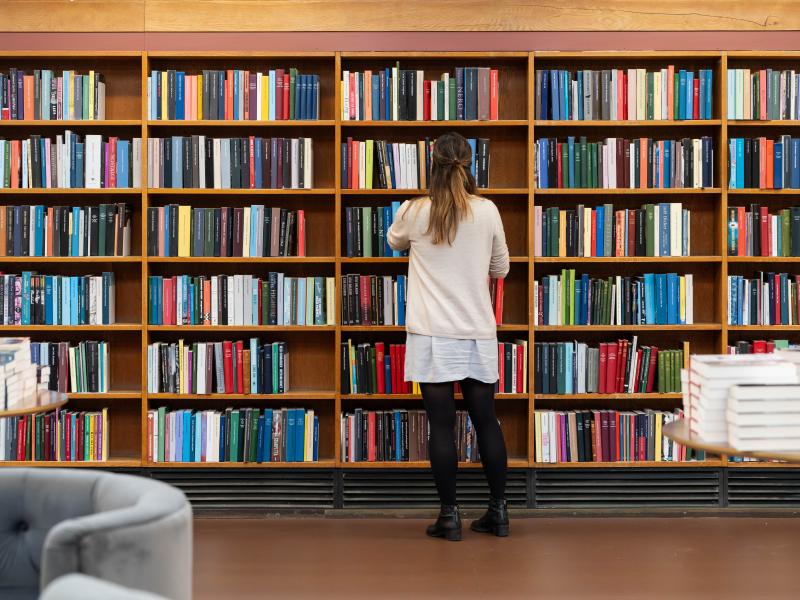 Dame græsser ved bogreoler 