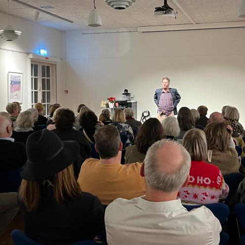 Salen er fyldt godt op til Knud Romer arrangement