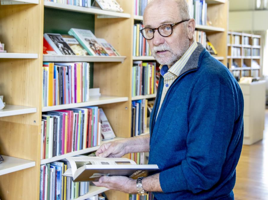 Foto af mandlig bruger på Nørre Alslev Bibliotek