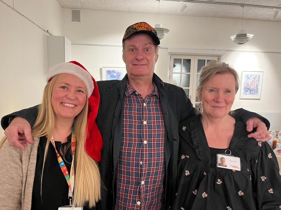 Knud Romer og to af bibliotekets personale
