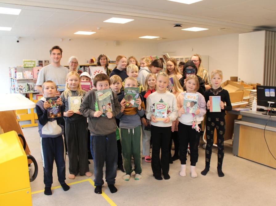 foto af elever fra Sydfalster Skole, der står med bøger fra bogpakken